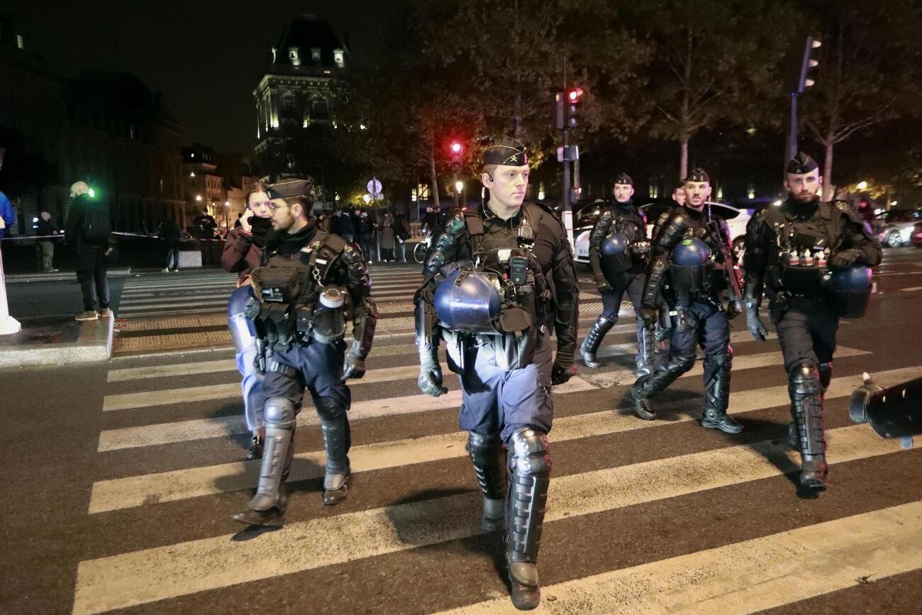 夜間外出禁止令に際し、レピュブリック広場周辺を警戒する警察官ら＝19日、パリ（共同）