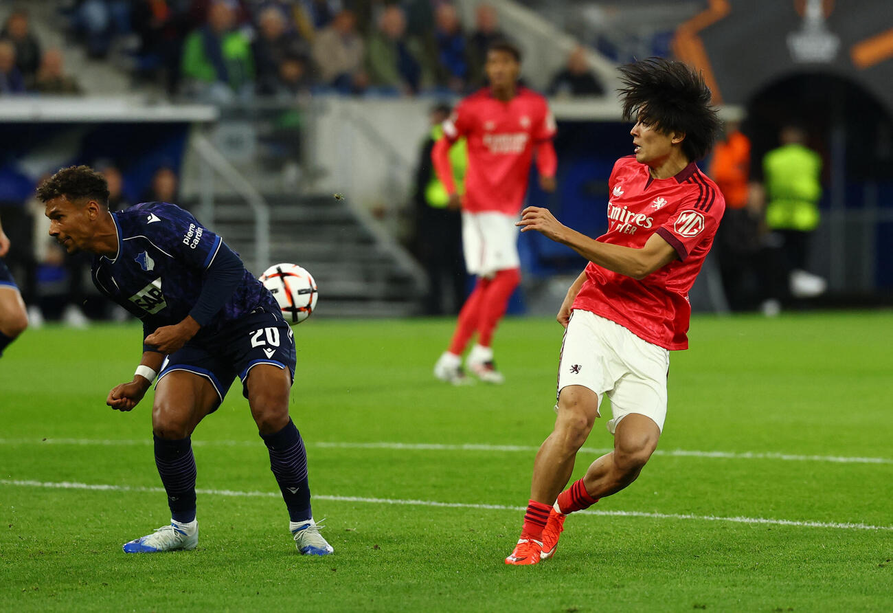 ホッフェンハイム戦に出場したリヨン中村敬斗（右＝ロイター）