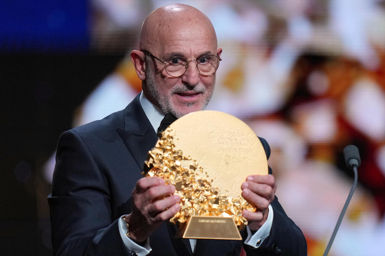 男子の最優秀監督賞に選ばれたスペイン代表のルイス・デラフエンテ監督（AP）