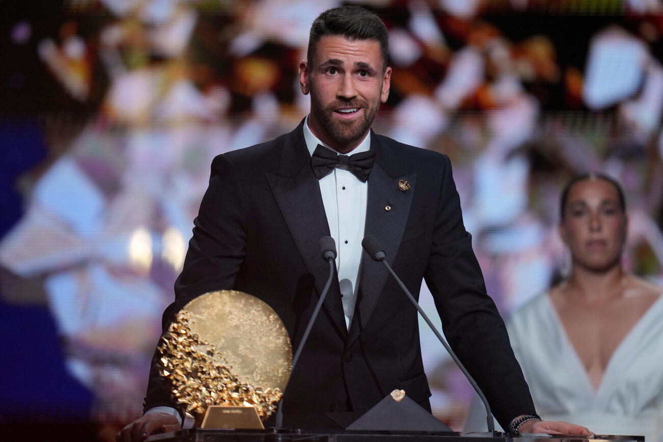 男子の最優秀GK賞に選ばれたスペイン代表でビルバオ所属のウナイ・シモン（AP）