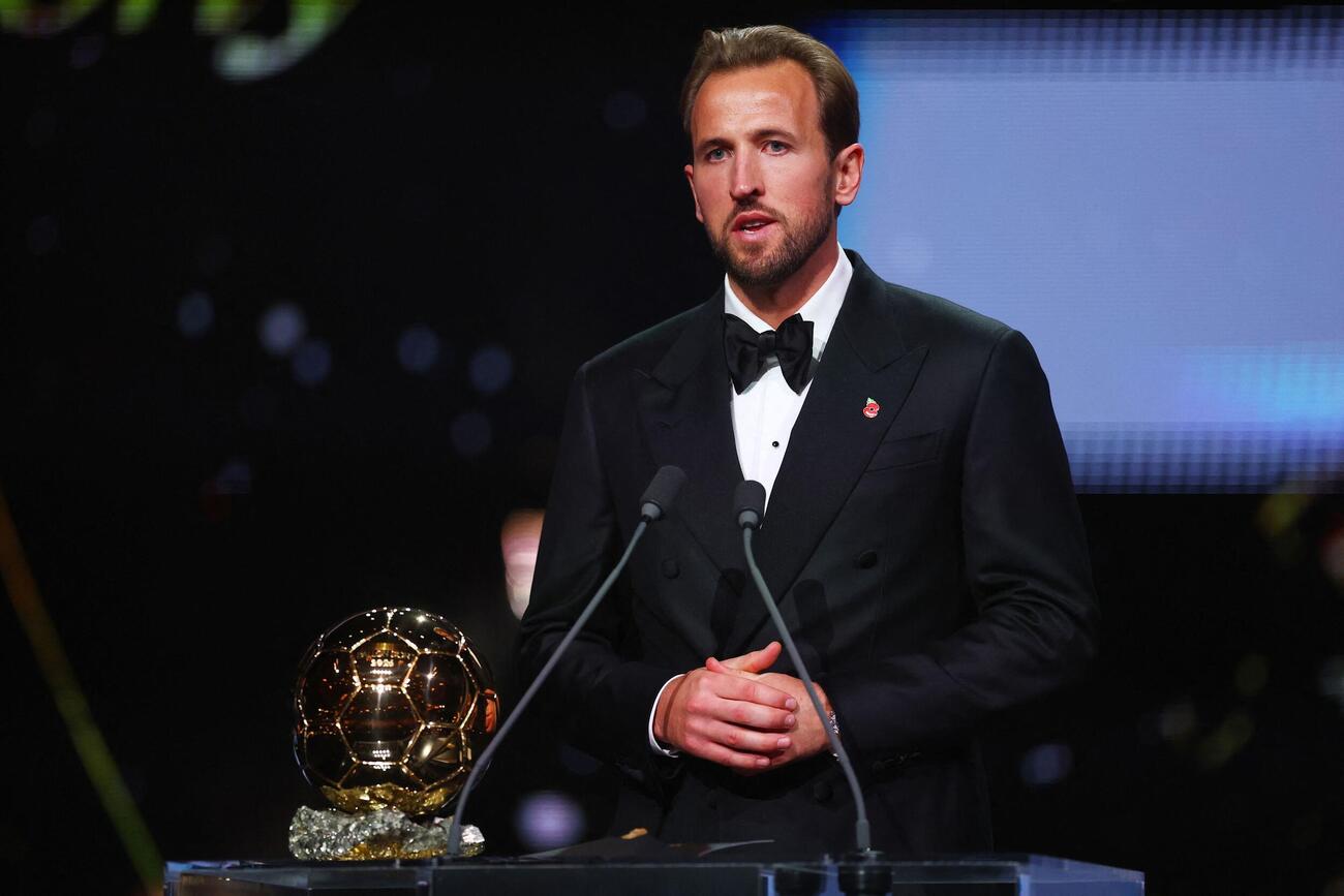 バロンドールを受賞し、スピーチするケイン（ロイター）