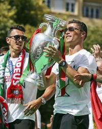 ポルトガルＣロナら優勝パレード「歴史の一部に」 - 海外サッカー : 日刊スポーツ