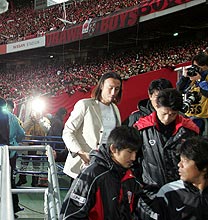 試合後、選手を出迎え引き揚げる闘莉王（中央）