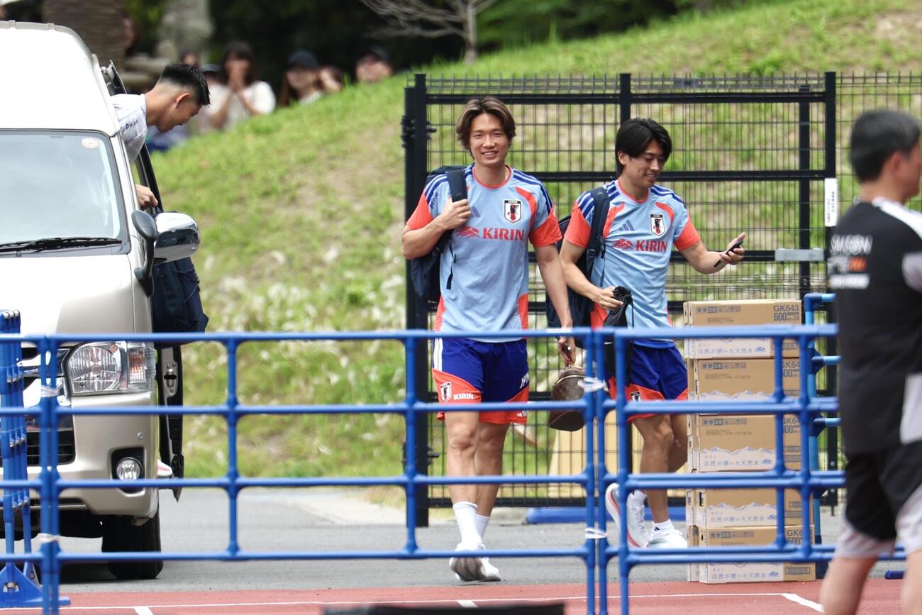 日本代表練習　練習場に到着した板倉滉（左）と中村敬斗（撮影・宮地輝）