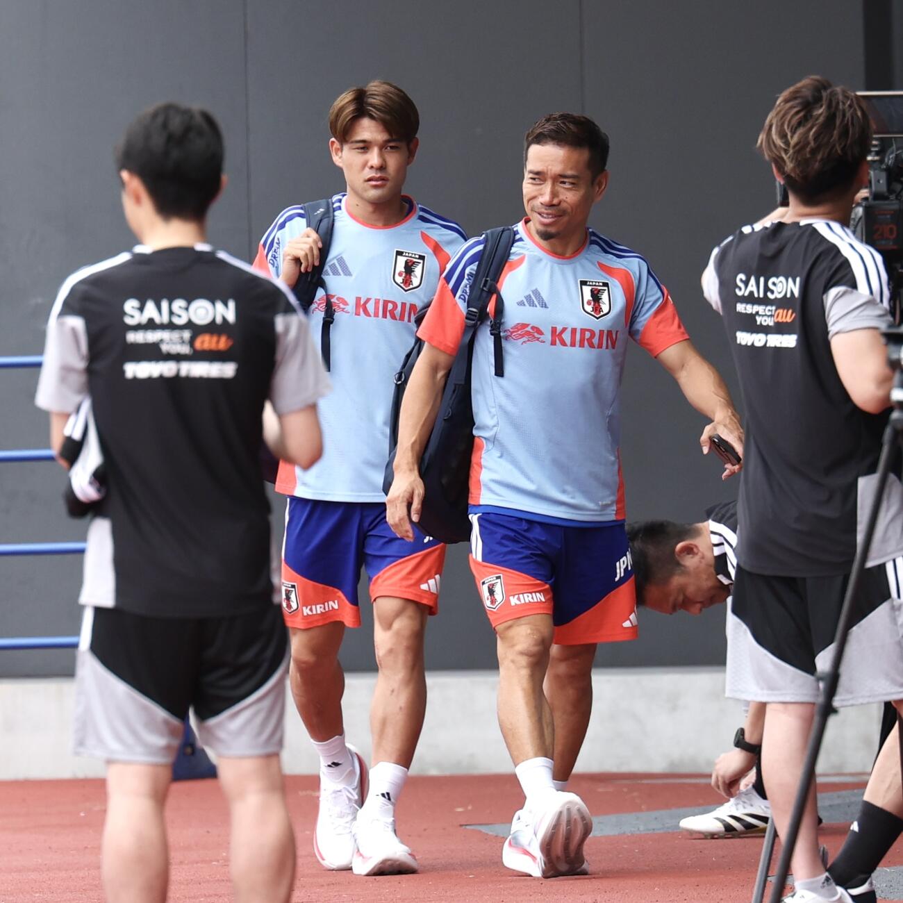 日本代表練習　練習場に到着した佐野海舟（左）と長友佑都（撮影・宮地輝）