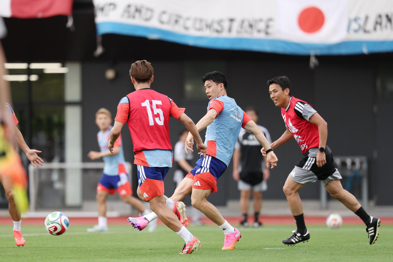 日本代表練習　ミニゲームでパスを出す遠藤航（撮影・宮地輝）