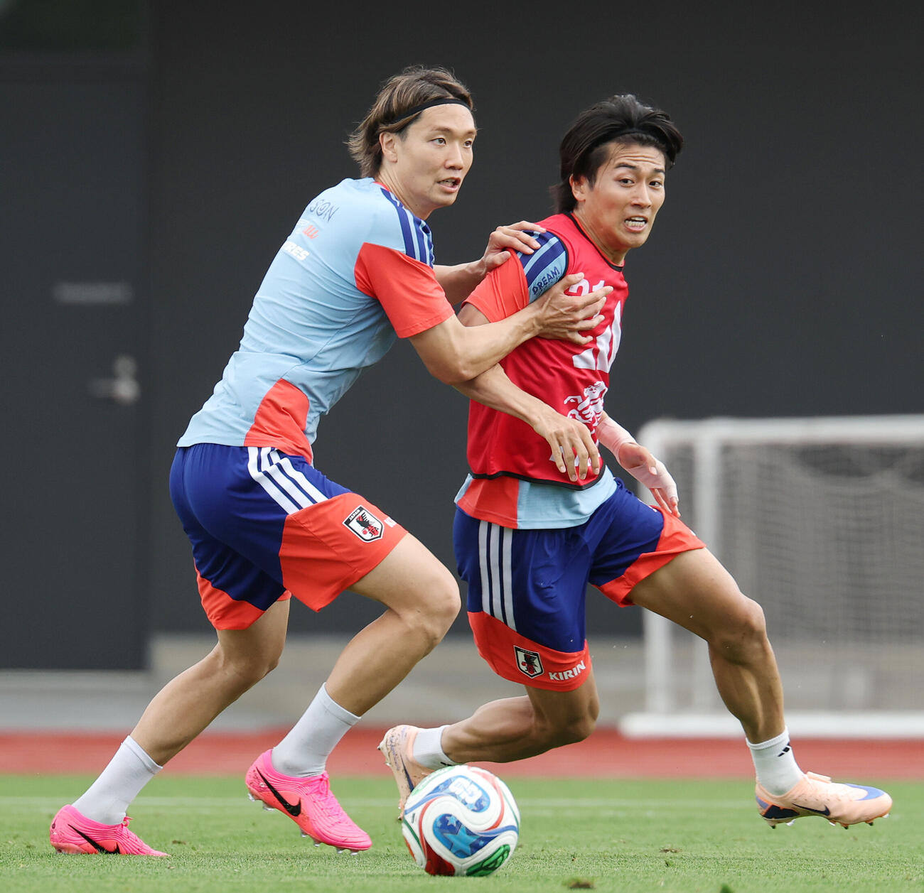 日本代表練習　ミニゲームで中村敬斗（右）と競り合う板倉滉（撮影・宮地輝）
