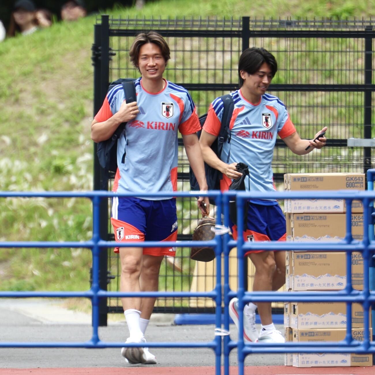 日本代表練習　練習場に到着した板倉滉（左）と中村敬斗（撮影・宮地輝）
