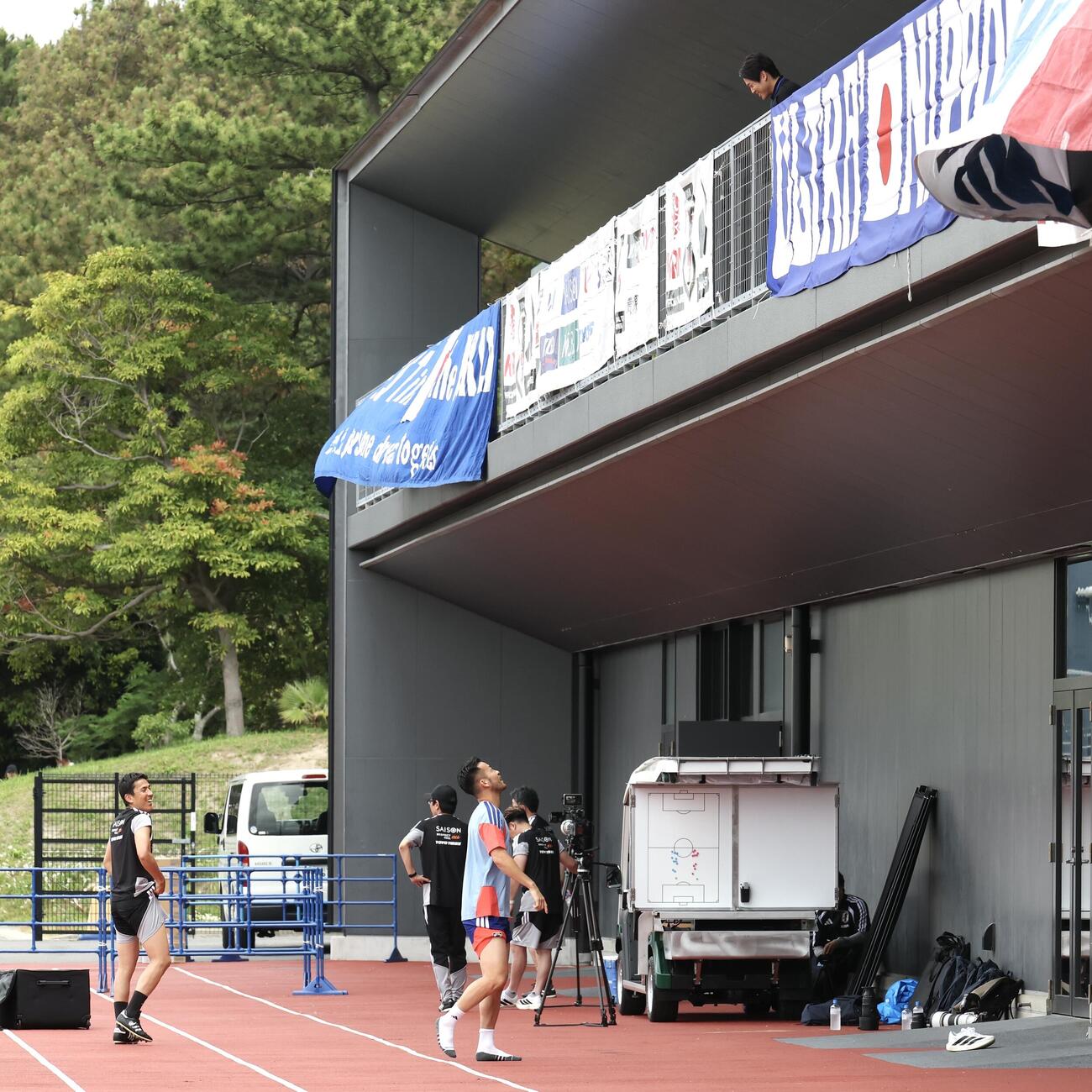 日本代表練習　なでしこジャパン内田篤人コーチ（右）と言葉を交わす長谷部誠コーチ（左）と吉田麻也（撮影・宮地輝）