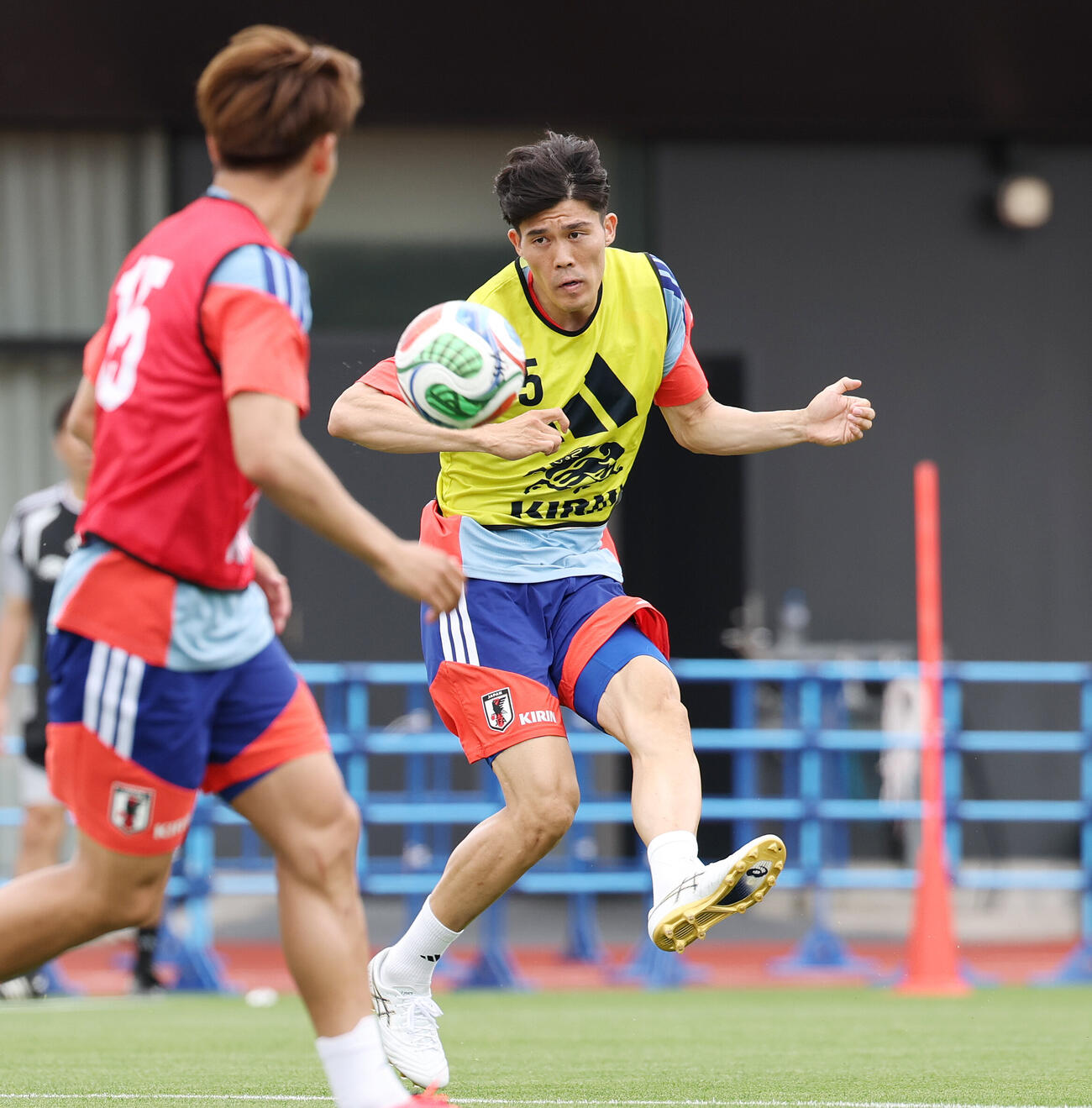 日本代表練習　シュートを放つ冨安健洋（撮影・宮地輝）
