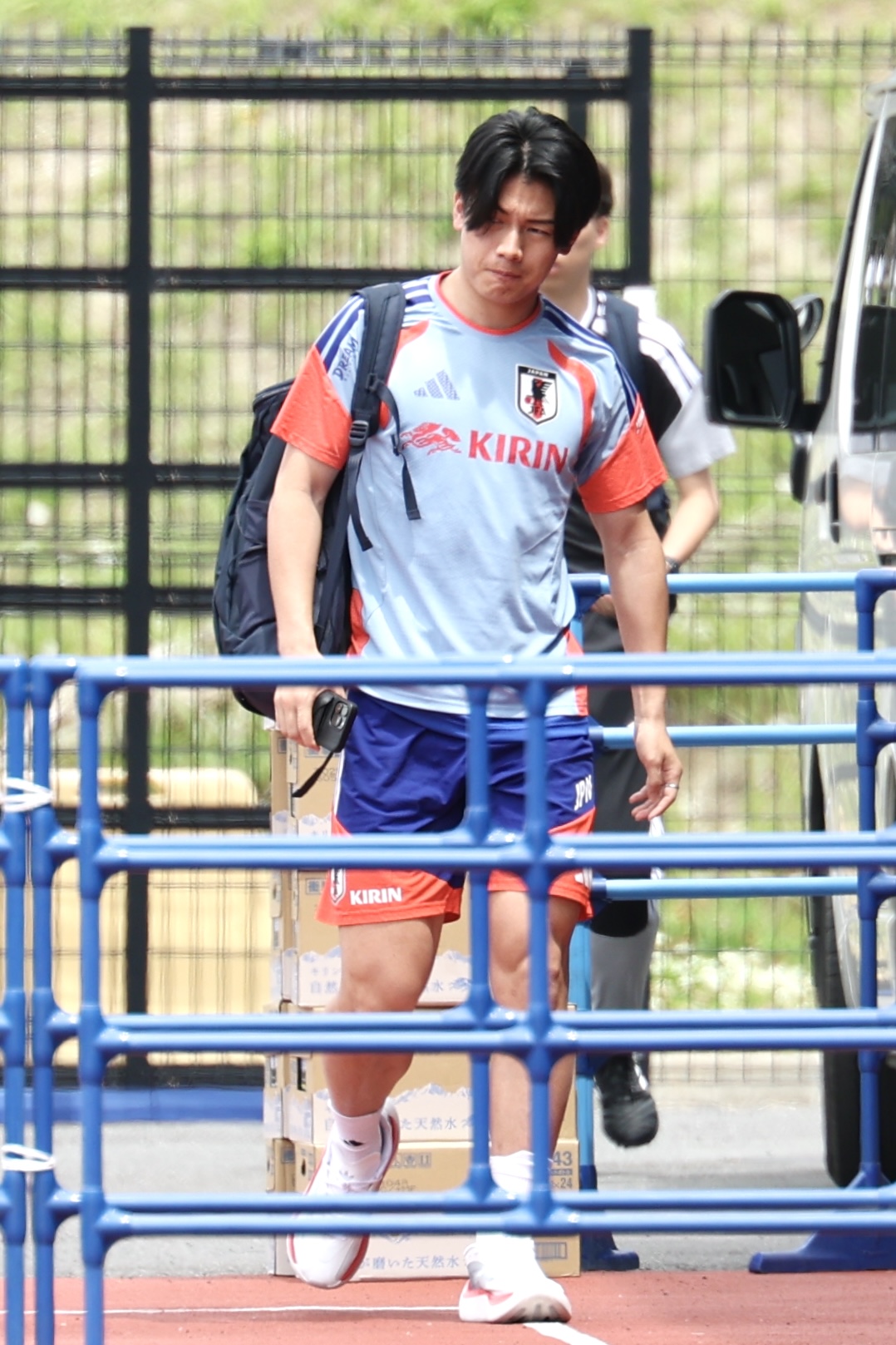 日本代表練習　練習場に到着した上田綺世（撮影・宮地輝）