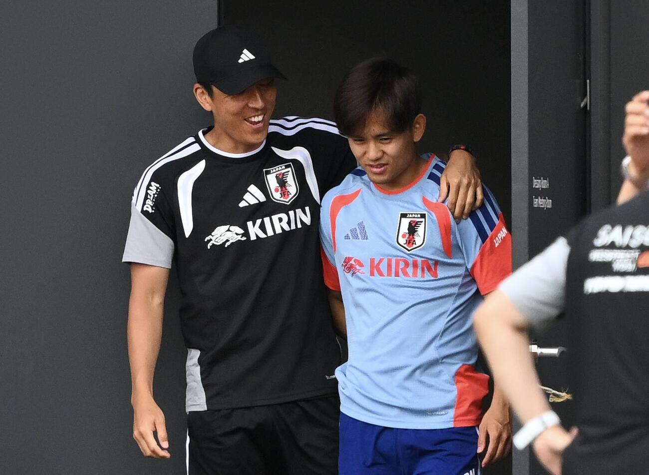 日本代表練習　練習に臨む長谷部誠コーチ（左）と久保建英（撮影・滝沢徹郎）