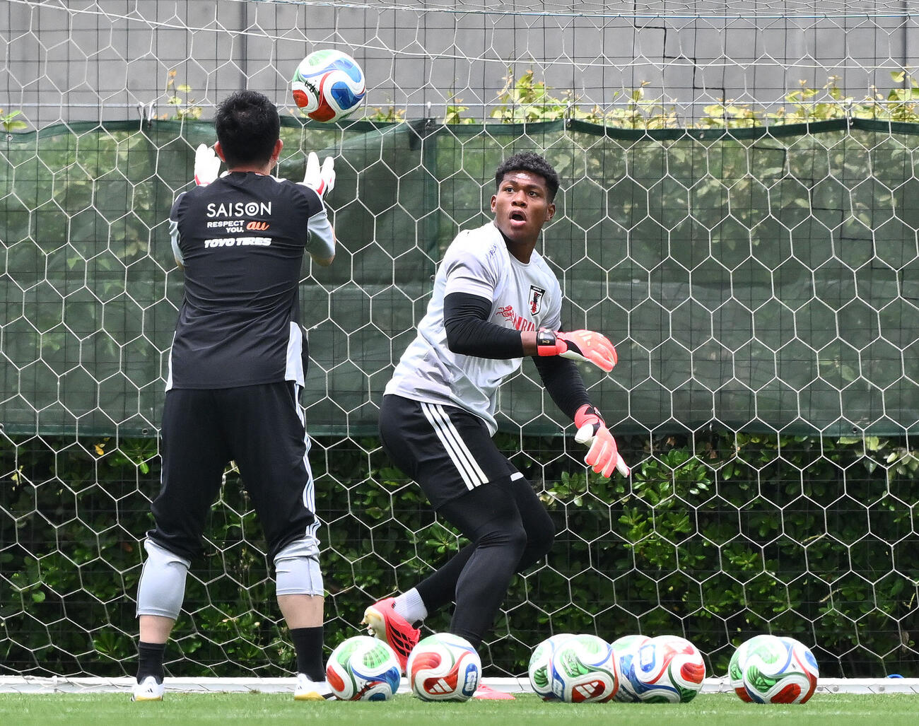 日本代表練習　調整するGK鈴木彩艶（撮影・滝沢徹郎）