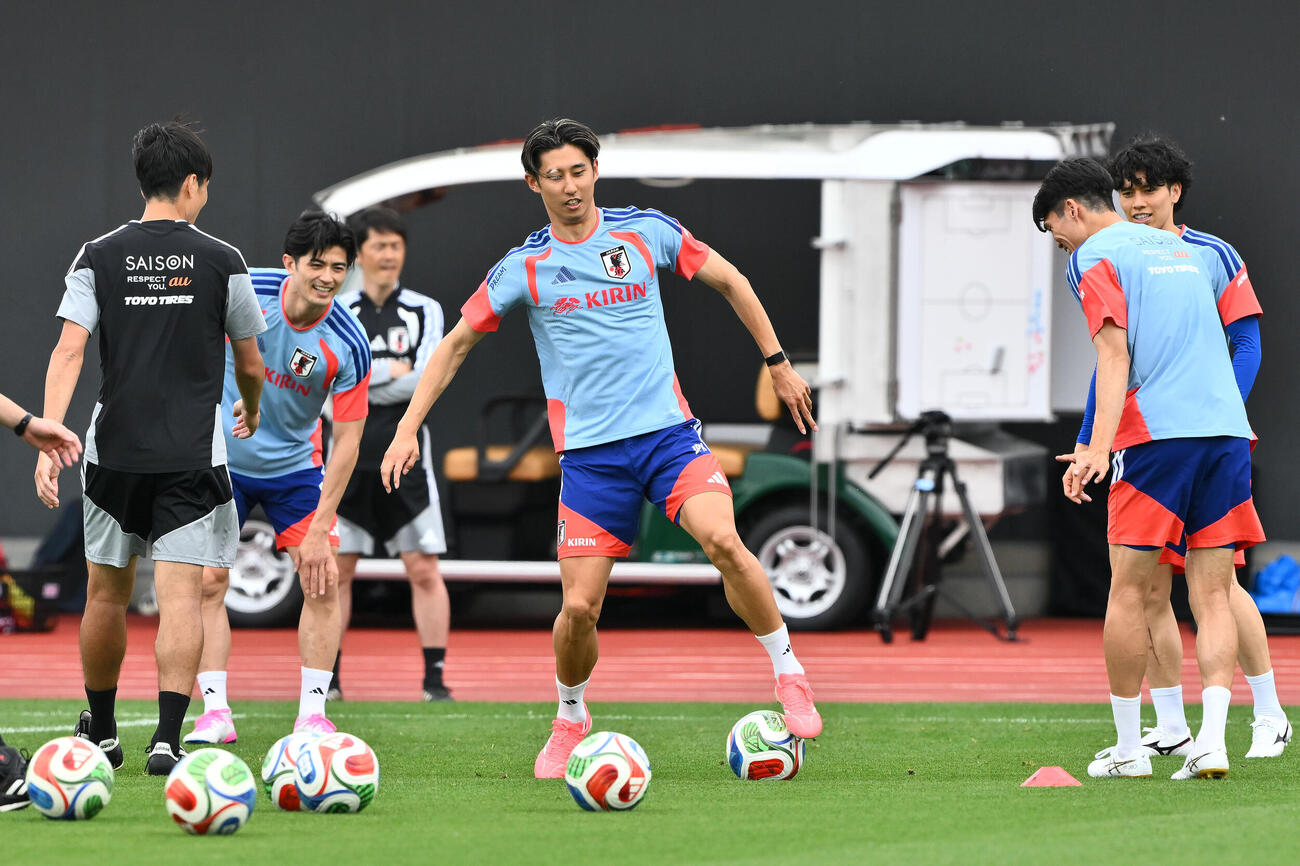 日本代表練習　調整する伊藤洋輝（中央）ら（撮影・滝沢徹郎）