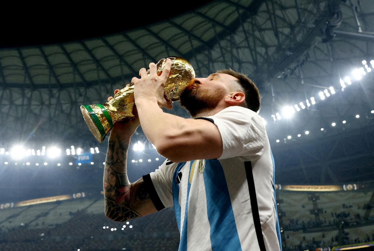 6大会連続選出！前回のW杯で優勝しトロフィーにキスするアルゼンチンのリオネル・メッシ（ロイター）