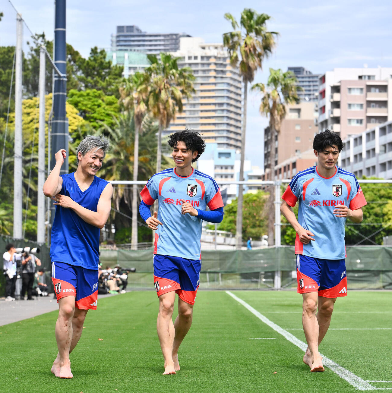 日本代表練習　　談笑しながらクールダウンをする、左から前田大然、田中碧、谷口彰悟（撮影・滝沢徹郎）
