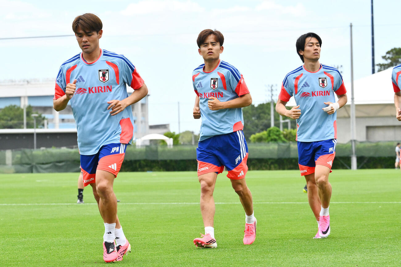 日本代表練習　調整する、左から佐野海舟、久保建英、中村敬斗（撮影・滝沢徹郎）