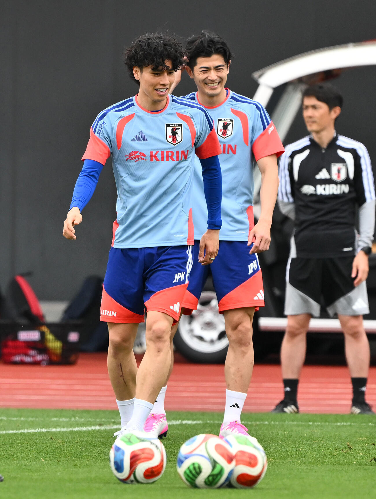 日本代表練習　笑顔で調整する田中碧（手前）と谷口彰悟（撮影・滝沢徹郎）
