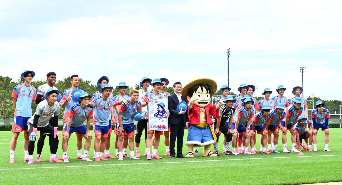 日本代表練習　マンガ「ONE PIECE」コラボ記念「青の麦わら帽子」贈呈式で記念撮影する選手たち（撮影・滝沢徹郎）