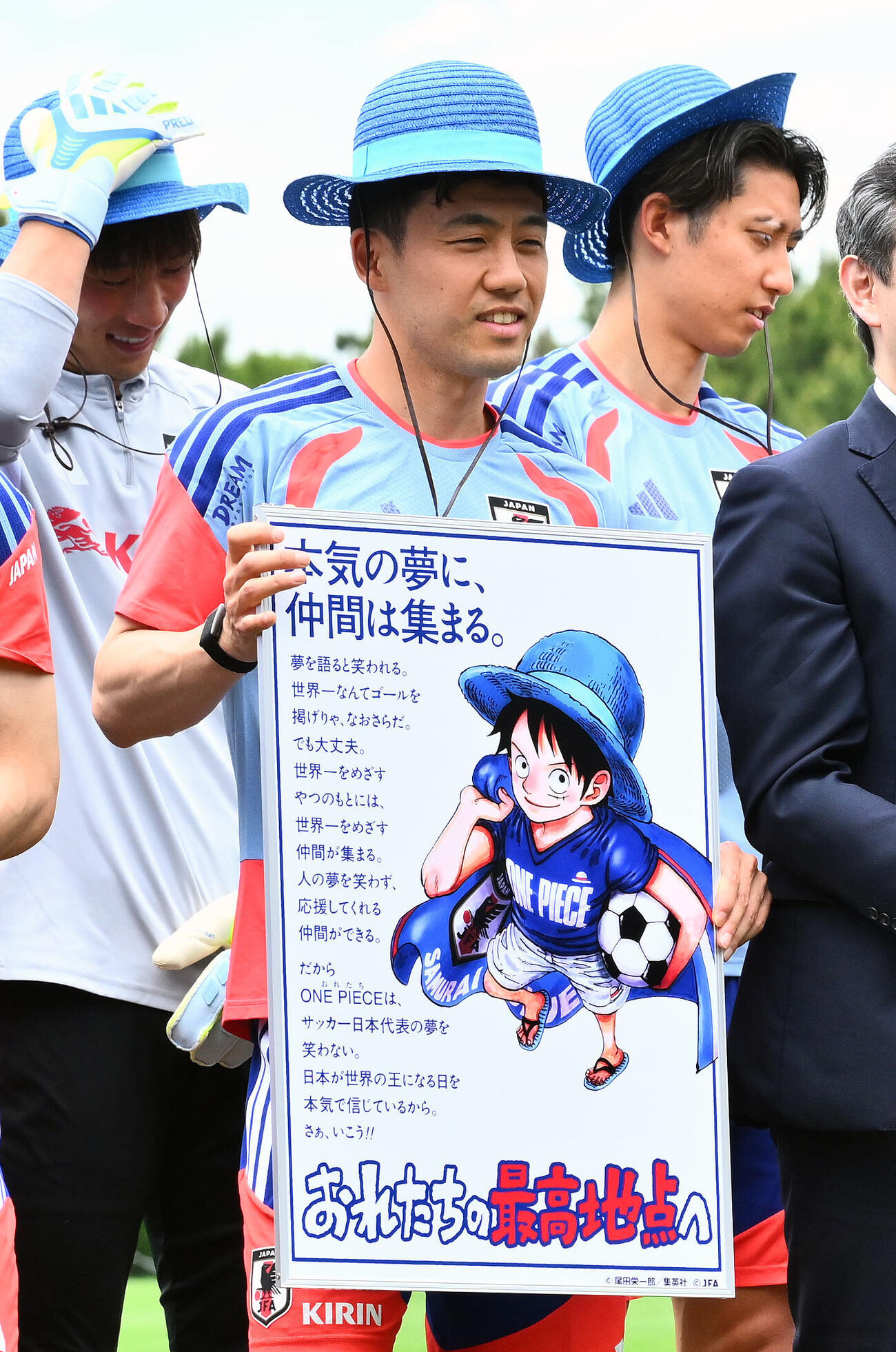 日本代表練習　マンガ「ONE PIECE」コラボ記念「青の麦わら帽子」贈呈式で作者の尾田栄一郎氏の書いたボードを手にする遠藤航（撮影・滝沢徹郎）