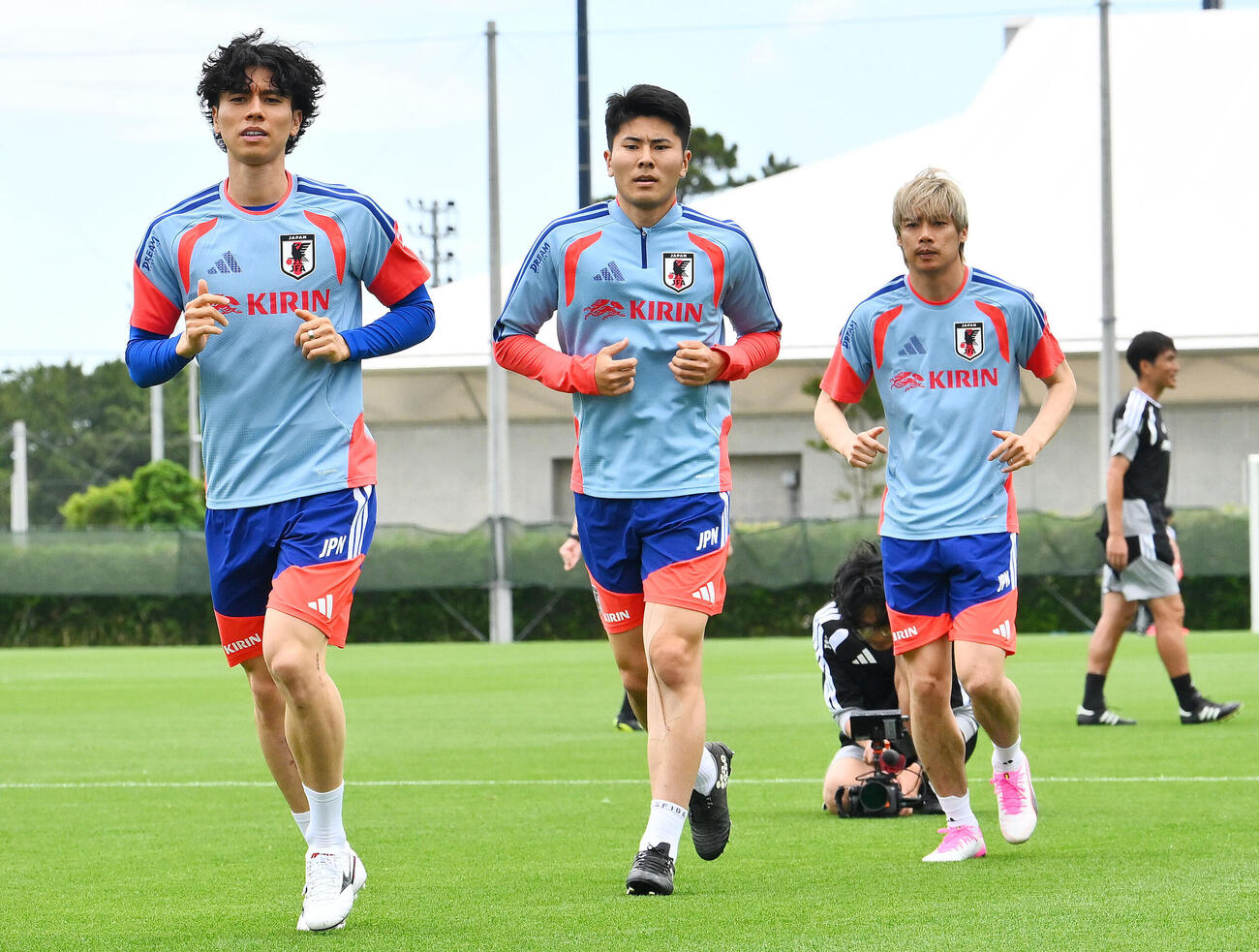 日本代表練習　調整する、左から田中碧、鈴木淳之介、伊東純也（撮影・滝沢徹郎）