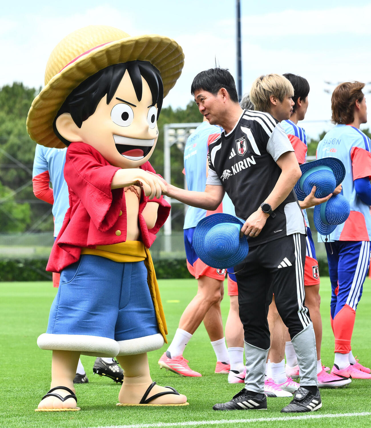 日本代表練習　マンガ「ONE PIECE」コラボ記念「青の麦わら帽子」贈呈式でルフィと握手を交わす森保一監督（撮影・滝沢徹郎）