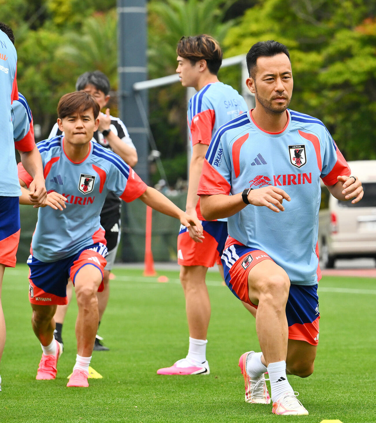 日本代表練習　　ウオーミングアップする吉田麻也（右）。左は久保建英（26年5月29日撮影）