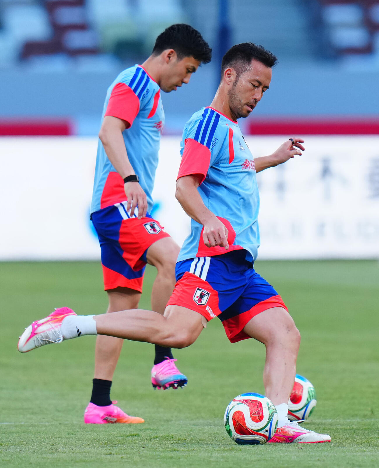 キリンチャレンジカップ2026前日練習　前日練習に臨む吉田麻也（右）と遠藤航（撮影・垰建太）