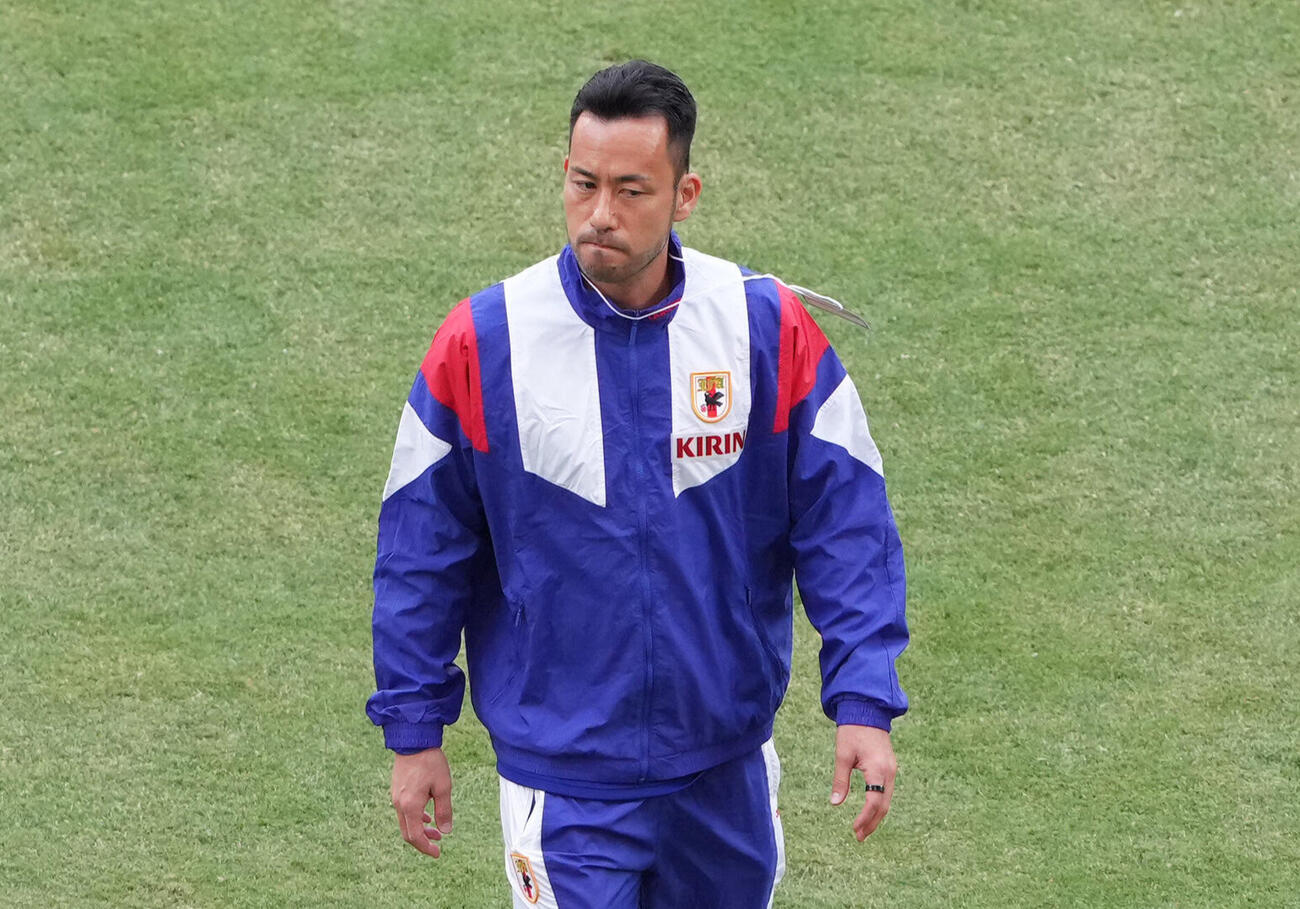 キリンチャレンジカップ2026　日本対アイスランド　試合前、ピッチの感触を確かめる吉田麻也（撮影・足立雅史）