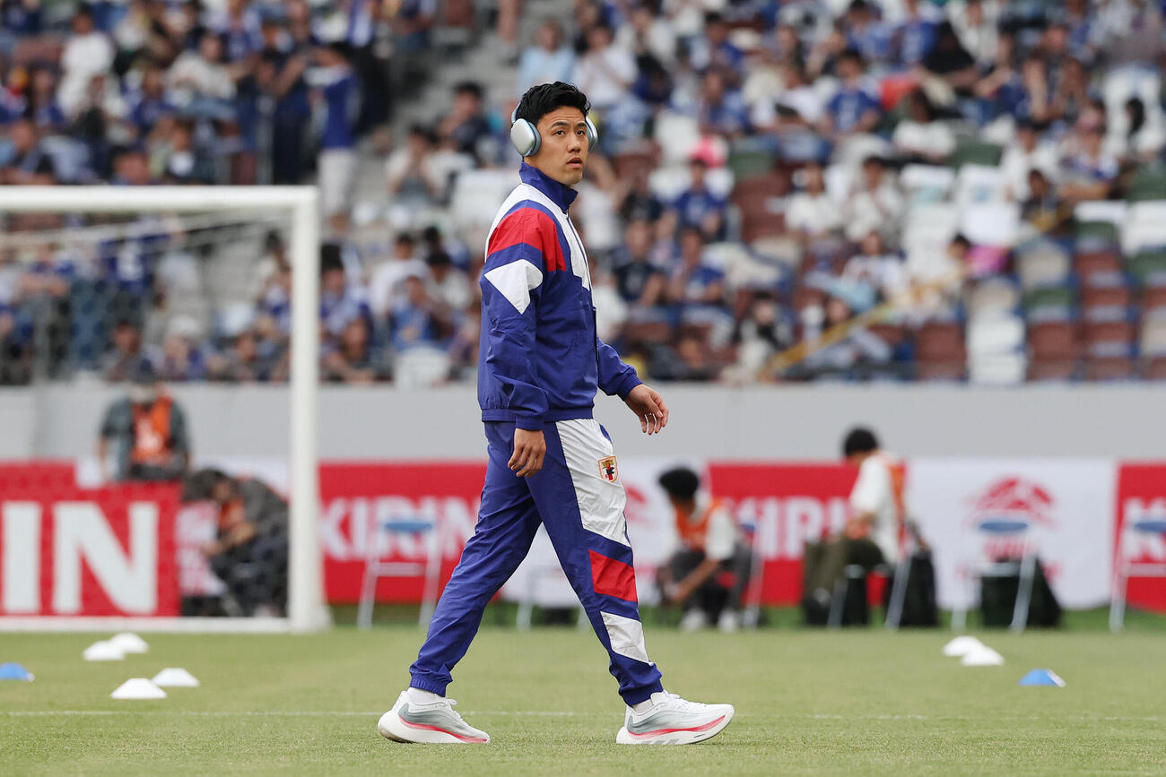 キリンチャレンジカップ2026　日本対アイスランド　試合前、ピッチを確認する遠藤航（撮影・宮地輝）