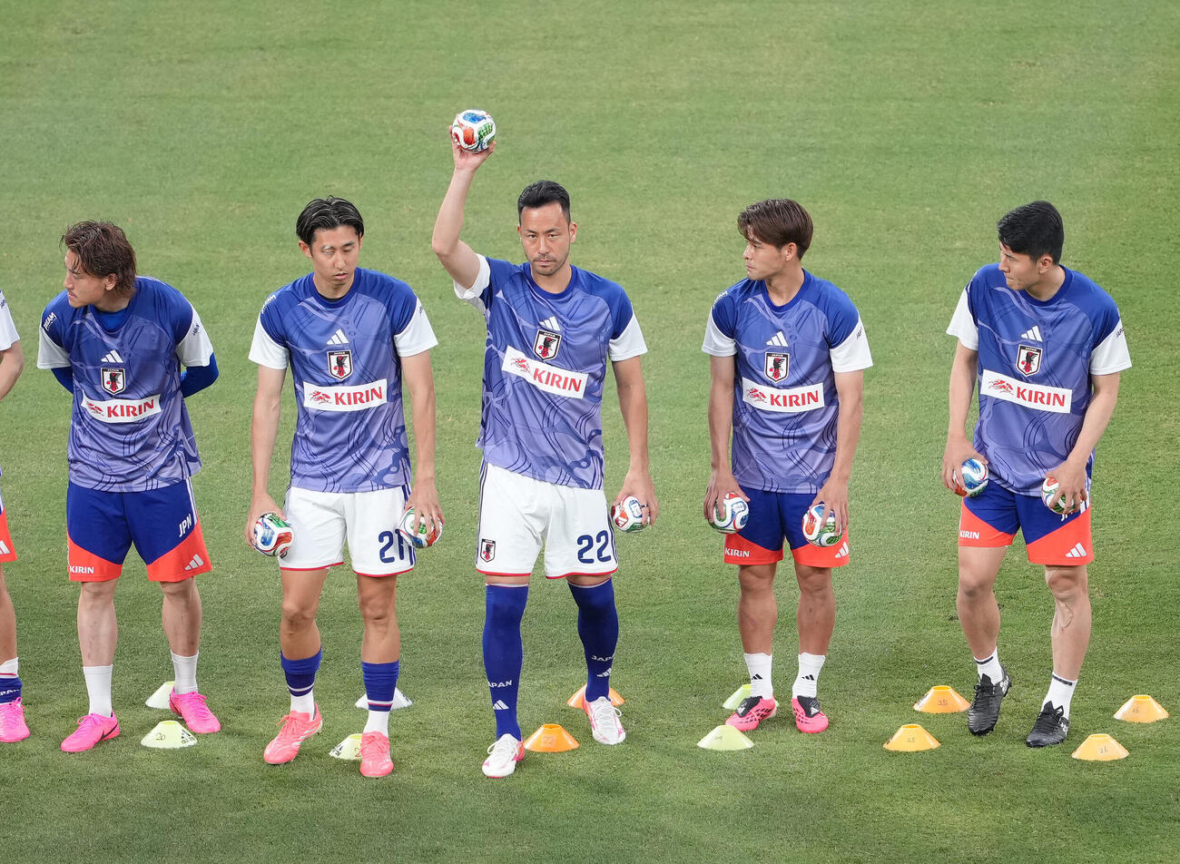 キリンチャレンジカップ2026　日本対アイスランド　試合前、ピッチに登場し、あいさつする吉田麻也（中央）ら（撮影・足立雅史）