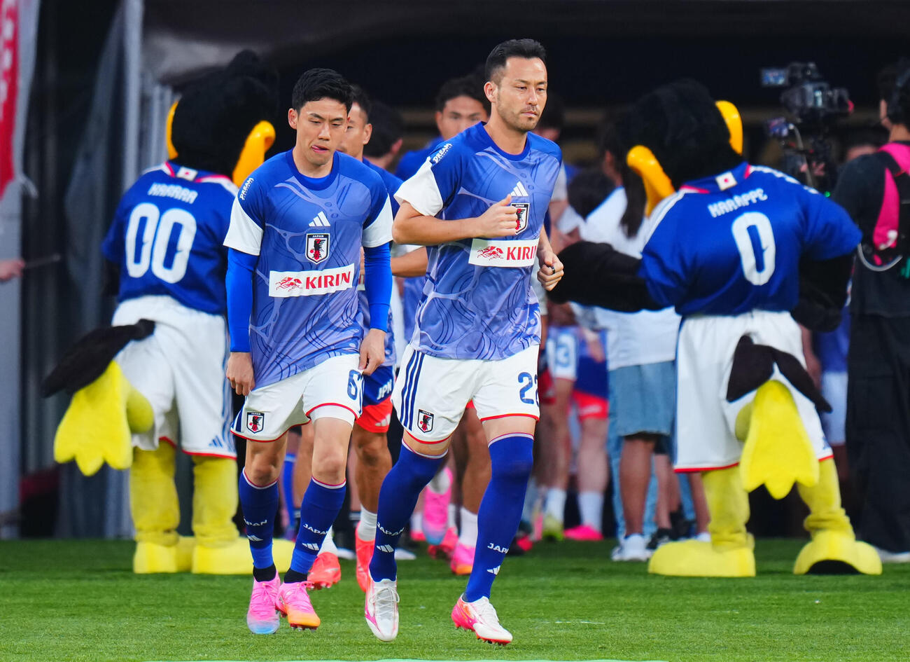 キリンチャレンジカップ2026　日本対アイスランド　試合前、ピッチに入る吉田麻也（手前）ら選手たち（撮影・垰建太）