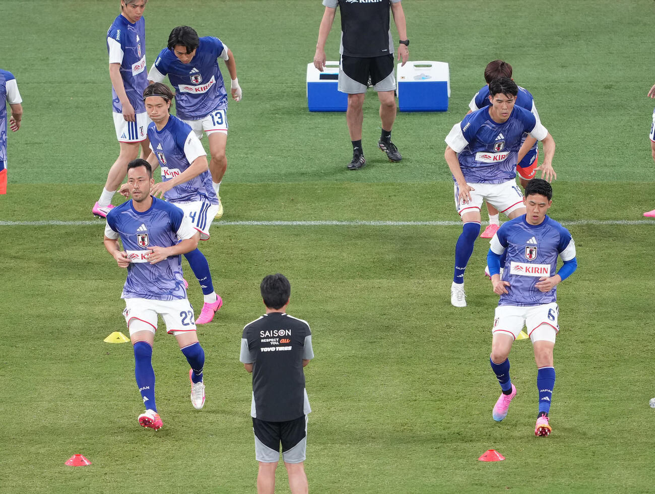 キリンチャレンジカップ2026　日本対アイスランド　試合前、ピッチで体を動かす吉田麻也（手前左）、遠藤航（同右）ら（撮影・足立雅史）