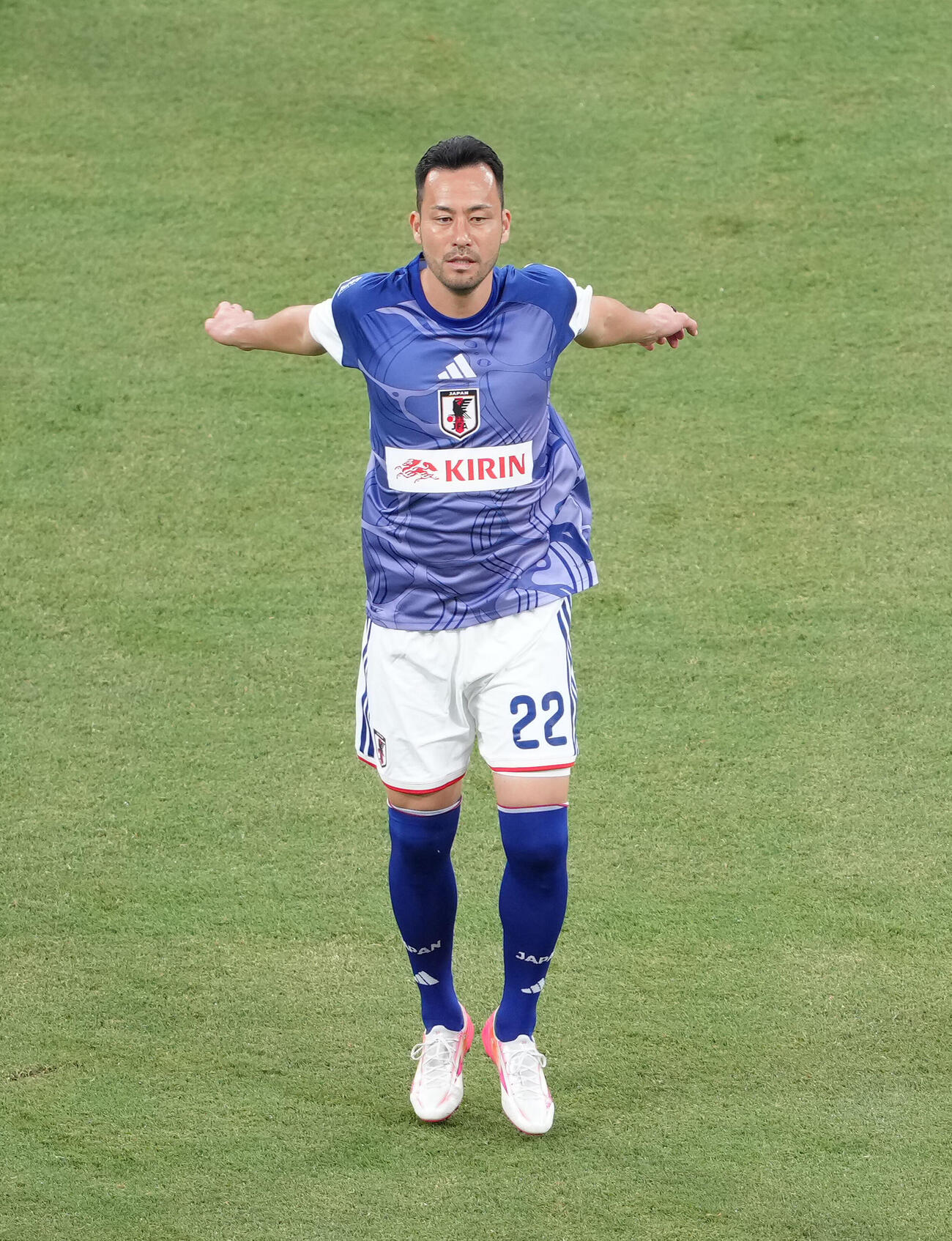 キリンチャレンジカップ2026　日本対アイスランド　試合前、ピッチで体を動かす吉田麻也（撮影・足立雅史）