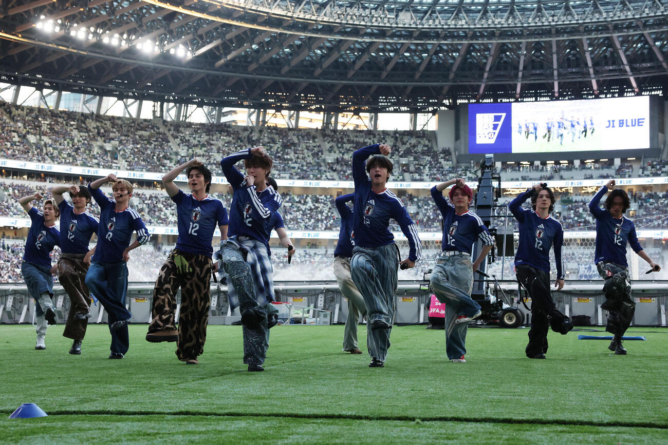 キリンチャレンジカップ2026　日本対アイスランド　試合前、ライブパフォーマンスを行うJI BLUE（撮影・宮地輝）
