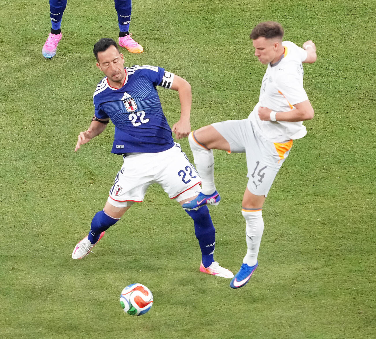 キリンチャレンジカップ2026　日本対アイスランド　前半、競り合う吉田麻也（左）（撮影・足立雅史）