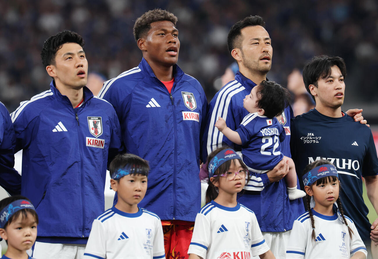 キリンチャレンジカップ2026　日本対アイスランド　試合前、君が代を斉唱する、後列左から遠藤航、鈴木彩艶、吉田麻也（撮影・宮地輝）