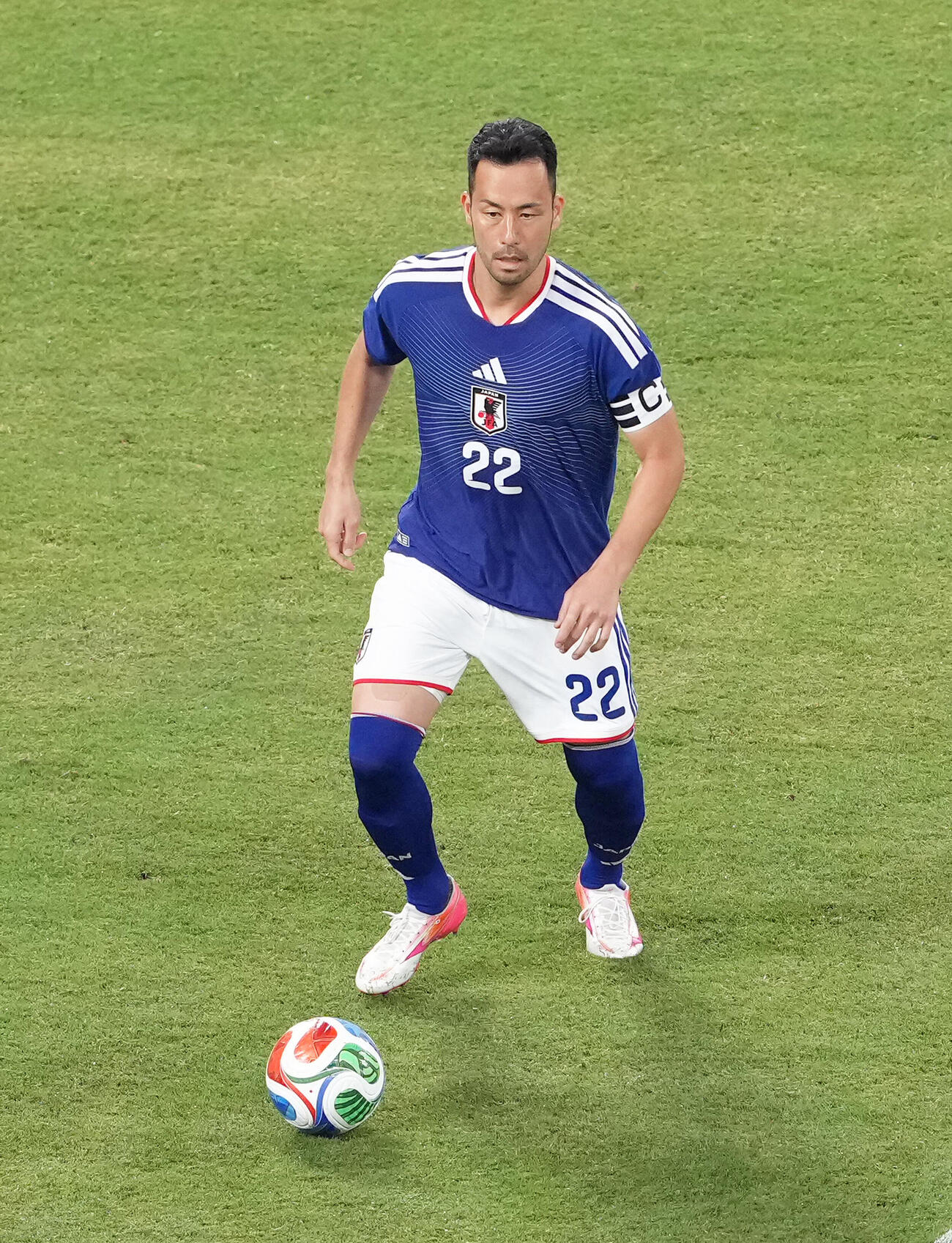 キリンチャレンジカップ2026　日本対アイスランド　前半、パスを出す吉田麻也（撮影・足立雅史）