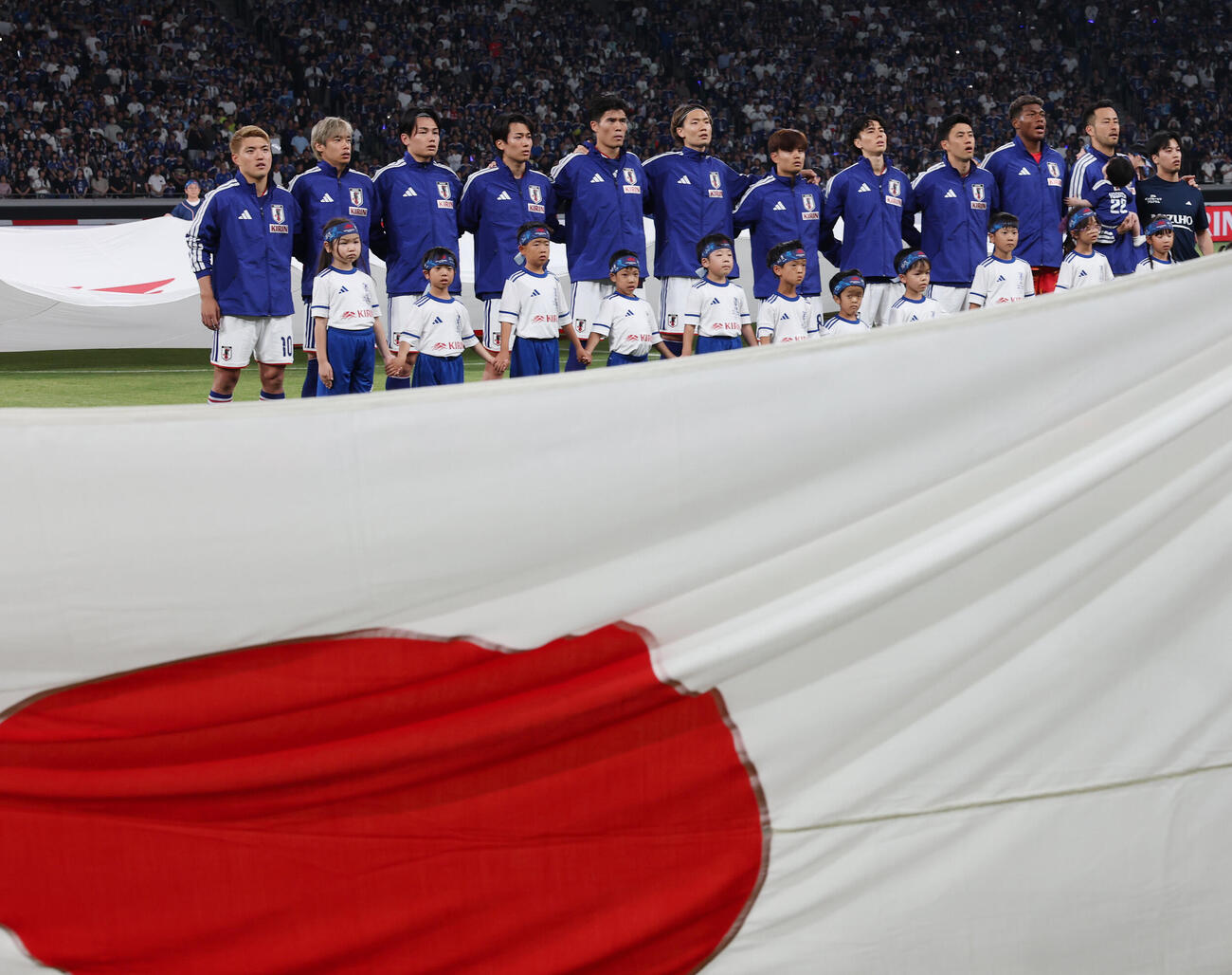 キリンチャレンジカップ2026　日本対アイスランド　試合前、君が代斉唱する日本代表（撮影・宮地輝