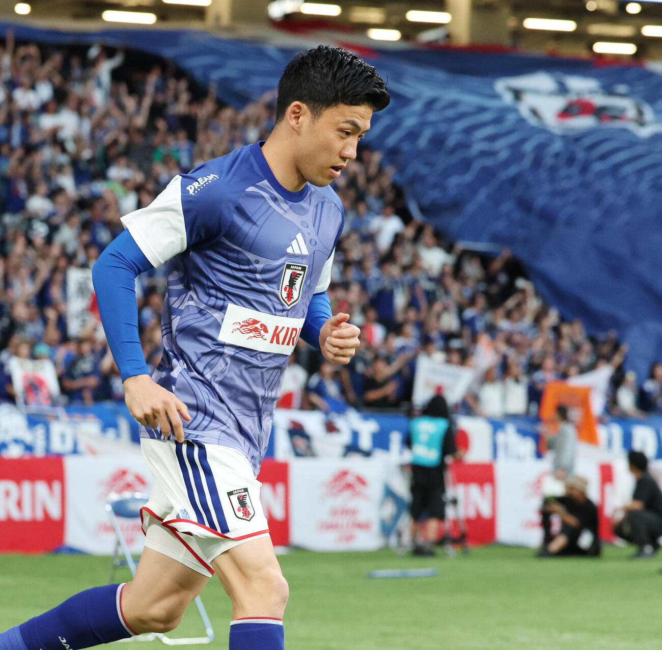 キリンチャレンジカップ2026　日本対アイスランド　試合前、ウオーミングアップに向かう遠藤航（撮影・宮地輝）
