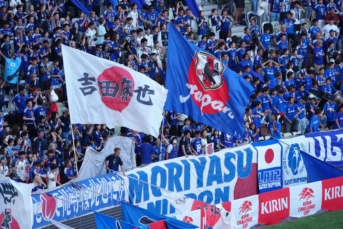キリンチャレンジカップ2026　日本対アイスランド　試合前、声援を送るサポーター（撮影・足立雅史）