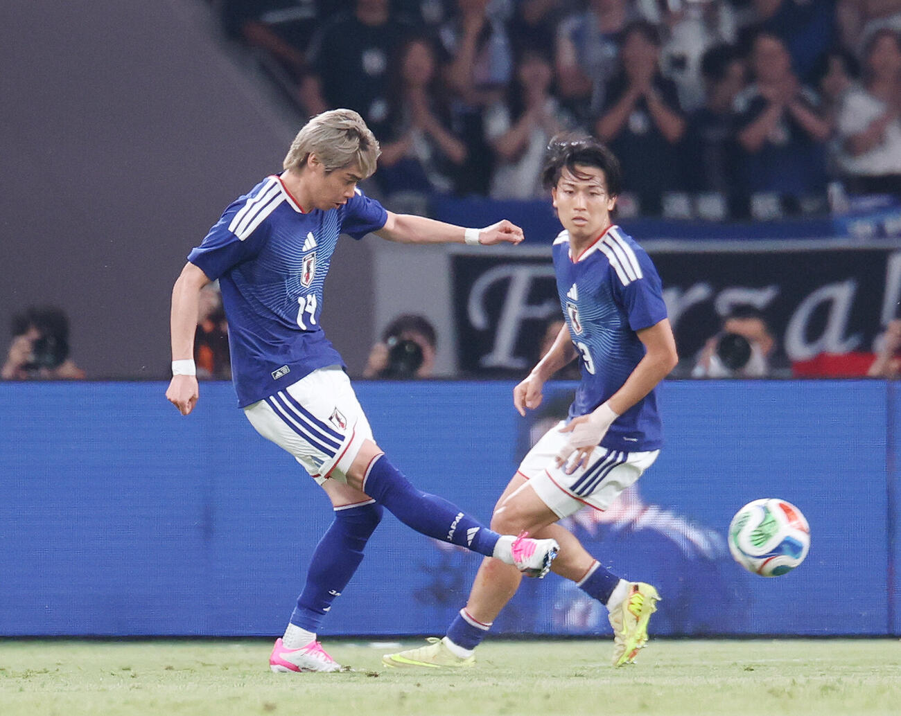 キリンチャレンジカップ2026　日本対アイスランド　前半、クロスを上げる伊東純也（左）（撮影・宮地輝）