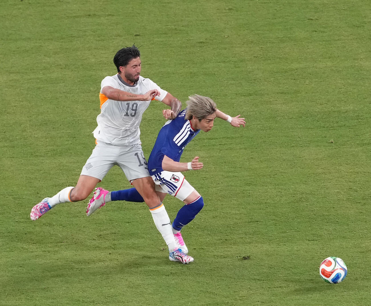 キリンチャレンジカップ2026　日本対アイスランド　前半、競り合う伊東純也（右）（撮影・足立雅史）