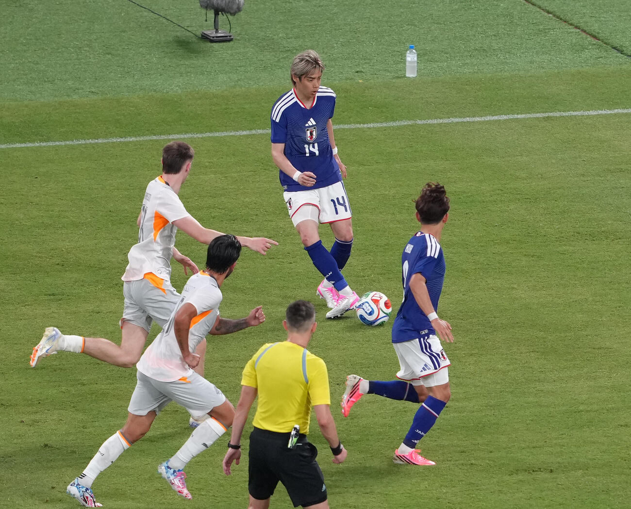 キリンチャレンジカップ2026　日本対アイスランド　前半、パスを出す伊東純也（後方）（撮影・足立雅史）