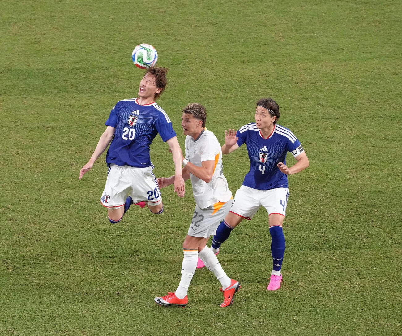 キリンチャレンジカップ2026　日本対アイスランド　後半、ディフェンスする瀬古歩夢（左）（撮影・足立雅史）
