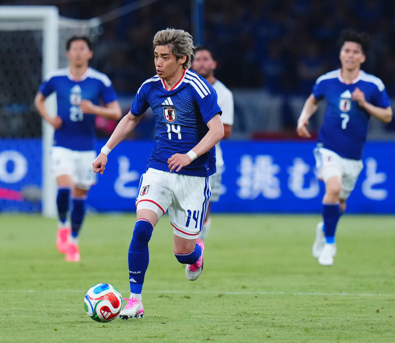 キリンチャレンジカップ2026　日本対アイスランド　前半、ドリブルする伊東純也（撮影・垰建太）