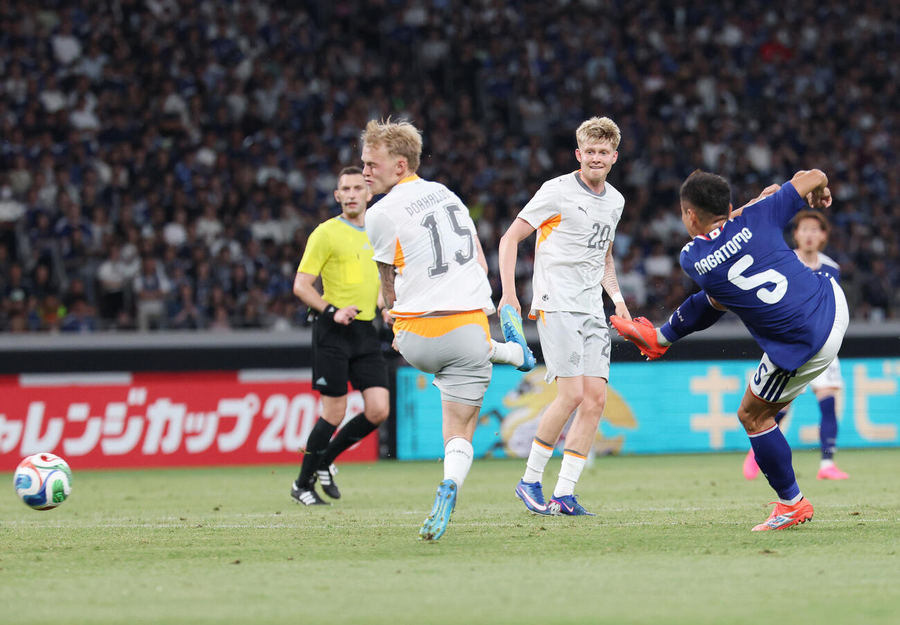 キリンチャレンジカップ2026　日本対アイスランド　後半、シュートを放つ長友佑都（右）（撮影・宮地輝）＝2026年5月31日