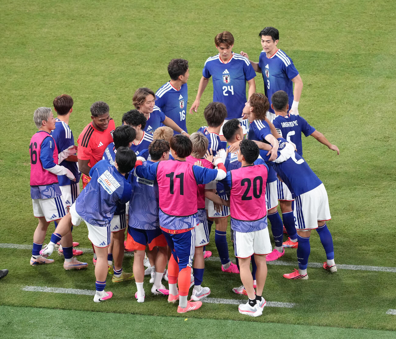 キリンチャレンジカップ2026　日本対アイスランド　後半、小川航基の先制ゴールに沸く日本代表（撮影・足立雅史）＝2026年5月31日