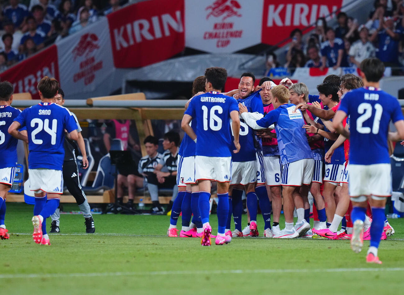 キリンチャレンジカップ2026　日本対アイスランド　後半、ヘディングで先制ゴールを決めた小川航基を迎える吉田麻也（中央）らベンチ（撮影・垰建太）＝2026年5月31日