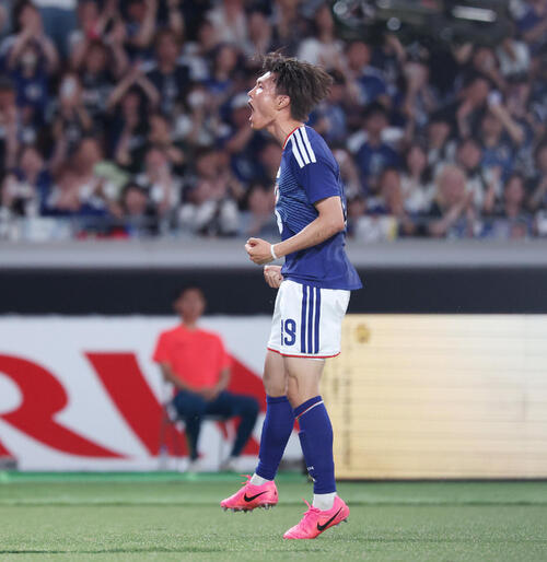 日本代表】小川航基が先制弾 代表15試合で11ゴール！ 菅原のクロスを頭